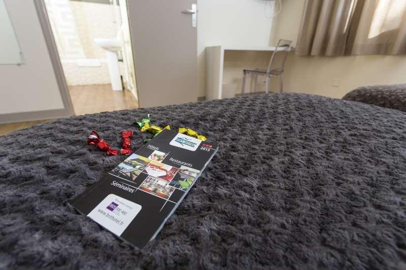Brit Hotel Du Parc Niort Centre-Parking Gratuit חדר תמונה