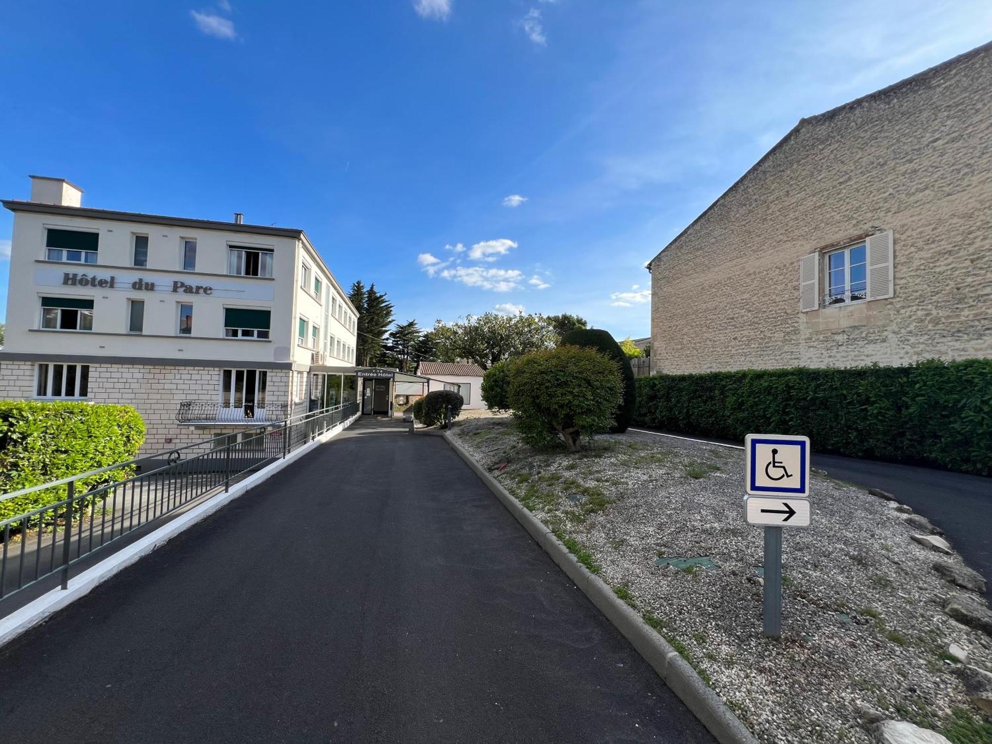 Brit Hotel Du Parc Niort Centre-Parking Gratuit מראה חיצוני תמונה